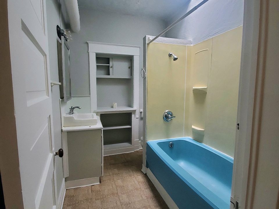 1st image of 1105 E 5th St