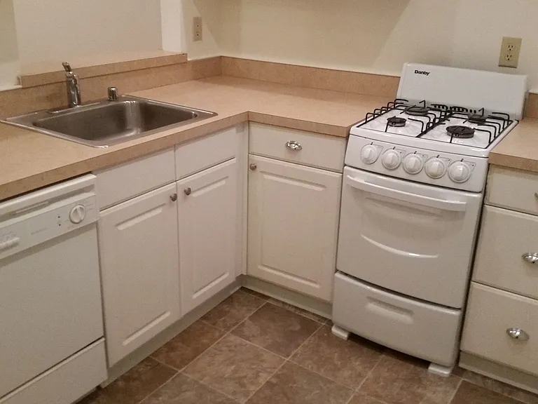 Roxbury Apartments — Photo 6
