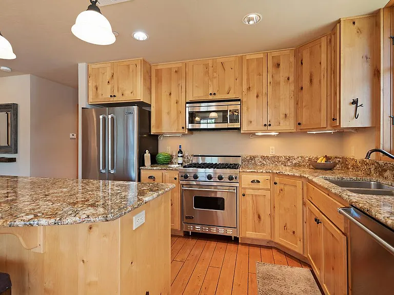 Chef's style stainless appliances, immaculate!