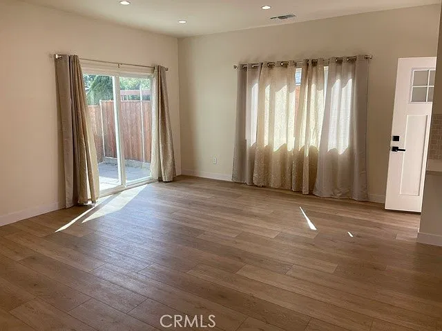 3 bed, 1000 sqft, $4,400 — Photo 3