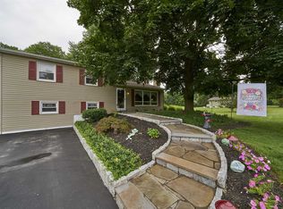 10 Queen Anne Ln, Wappingers Falls, NY 12590