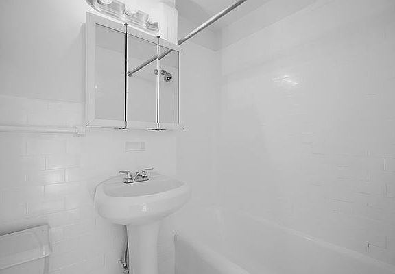 4th image of 160 W 71st St APT 19K