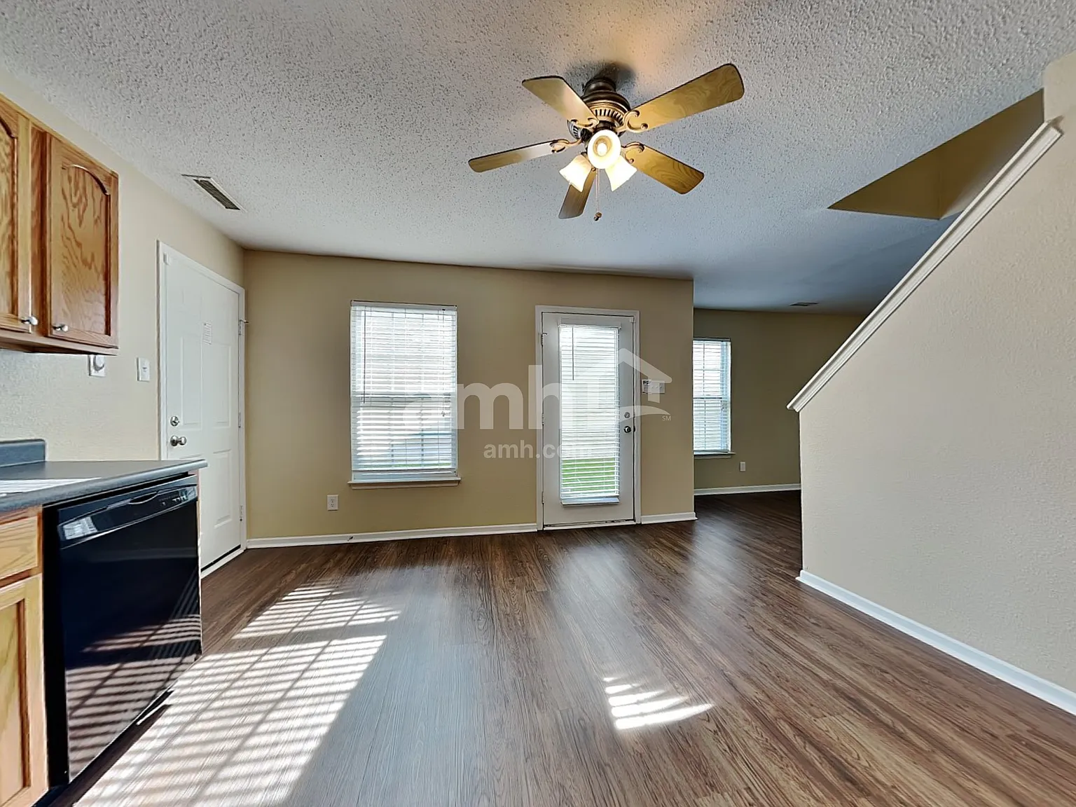 3 bed, 2.5 bath, 1920 sqft, $1,975 — Photo 4