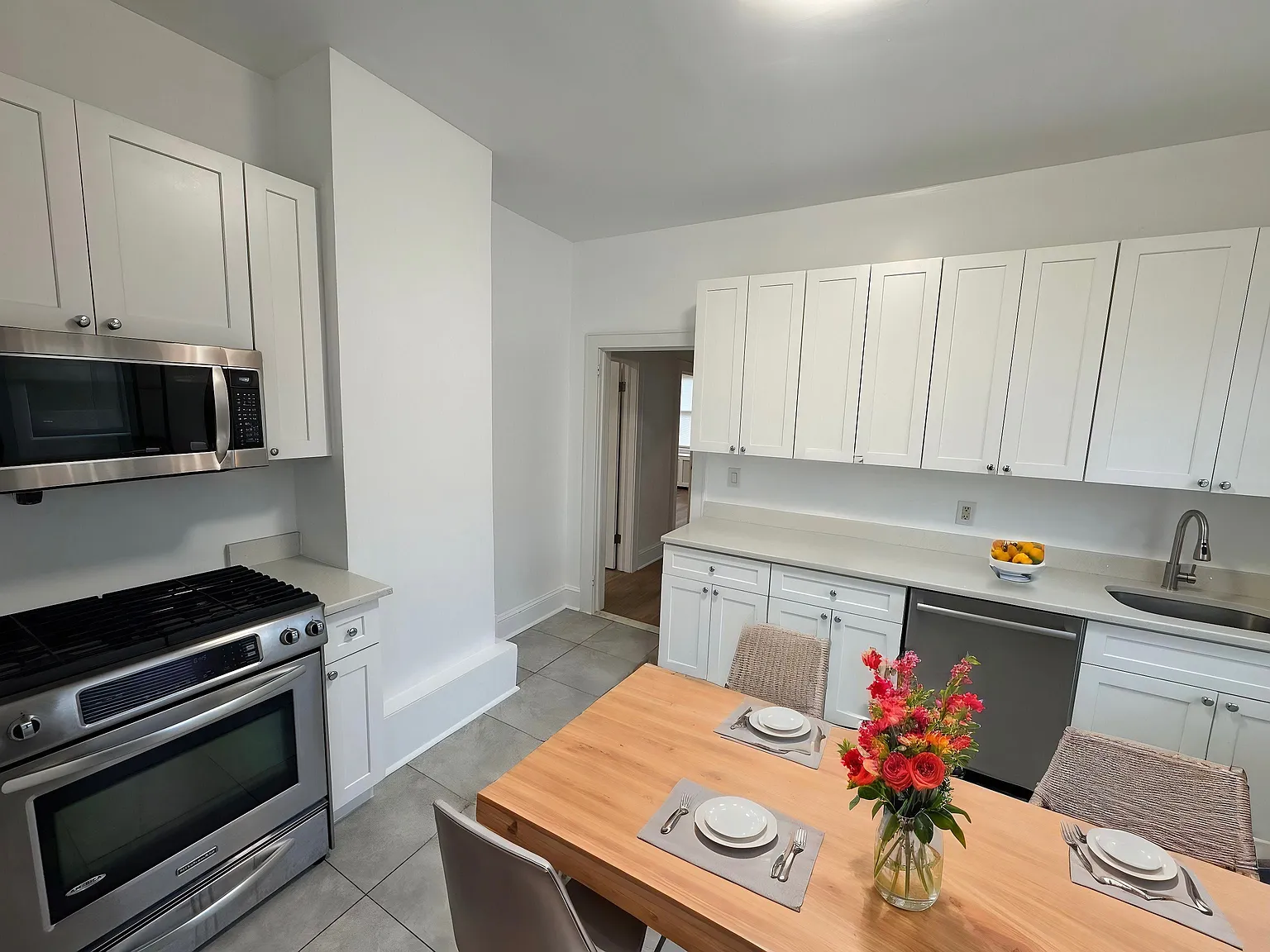 2 bed, 800 sqft, $2,900 — Photo 3