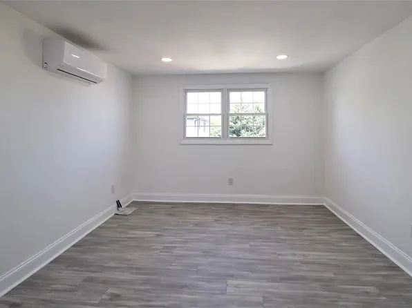 733 Irving Place image 5 of 9