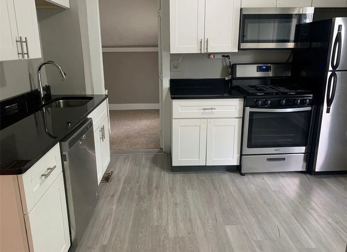 6 bed, 2339 sqft, $5,100 — Photo 2