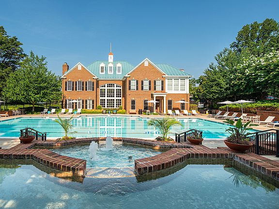 Fairfax Square Swimming Pool