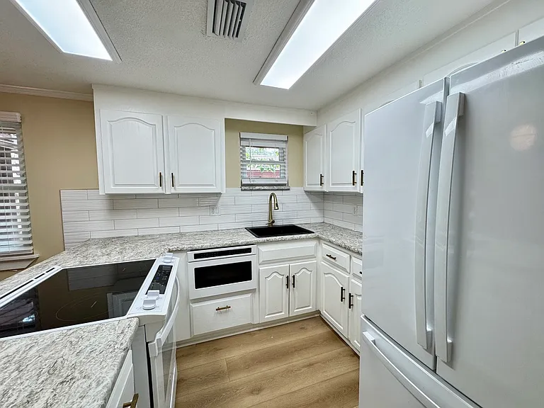 1561 Arcadia Dr — Photo 10