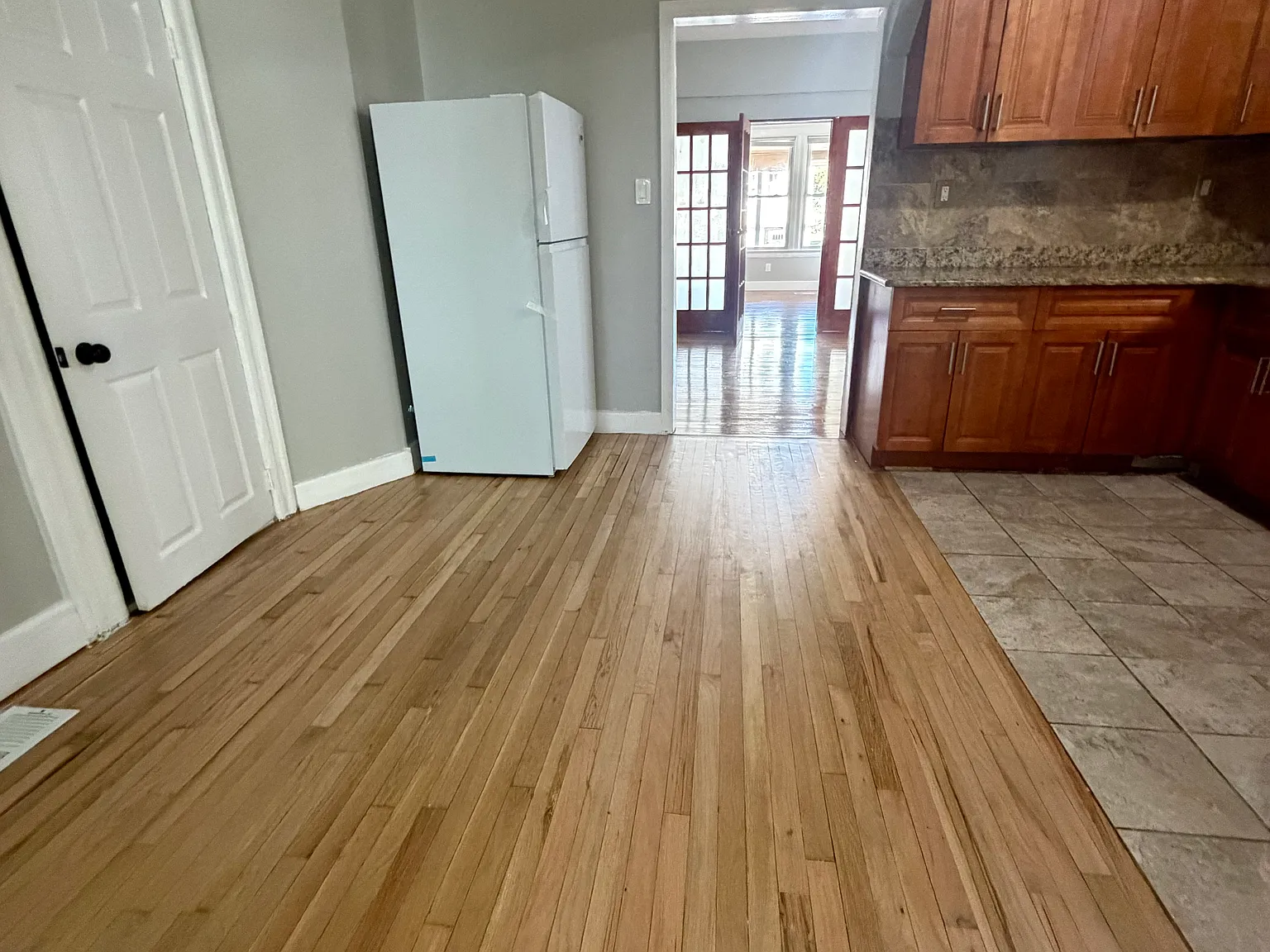 3 bed, 900 sqft, $2,500 — Photo 2