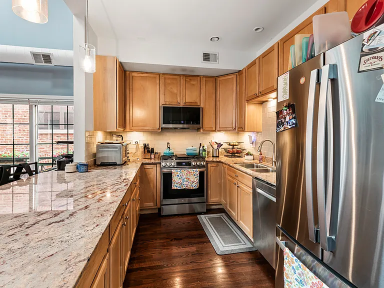 811 W Superior St #4 — Photo 9