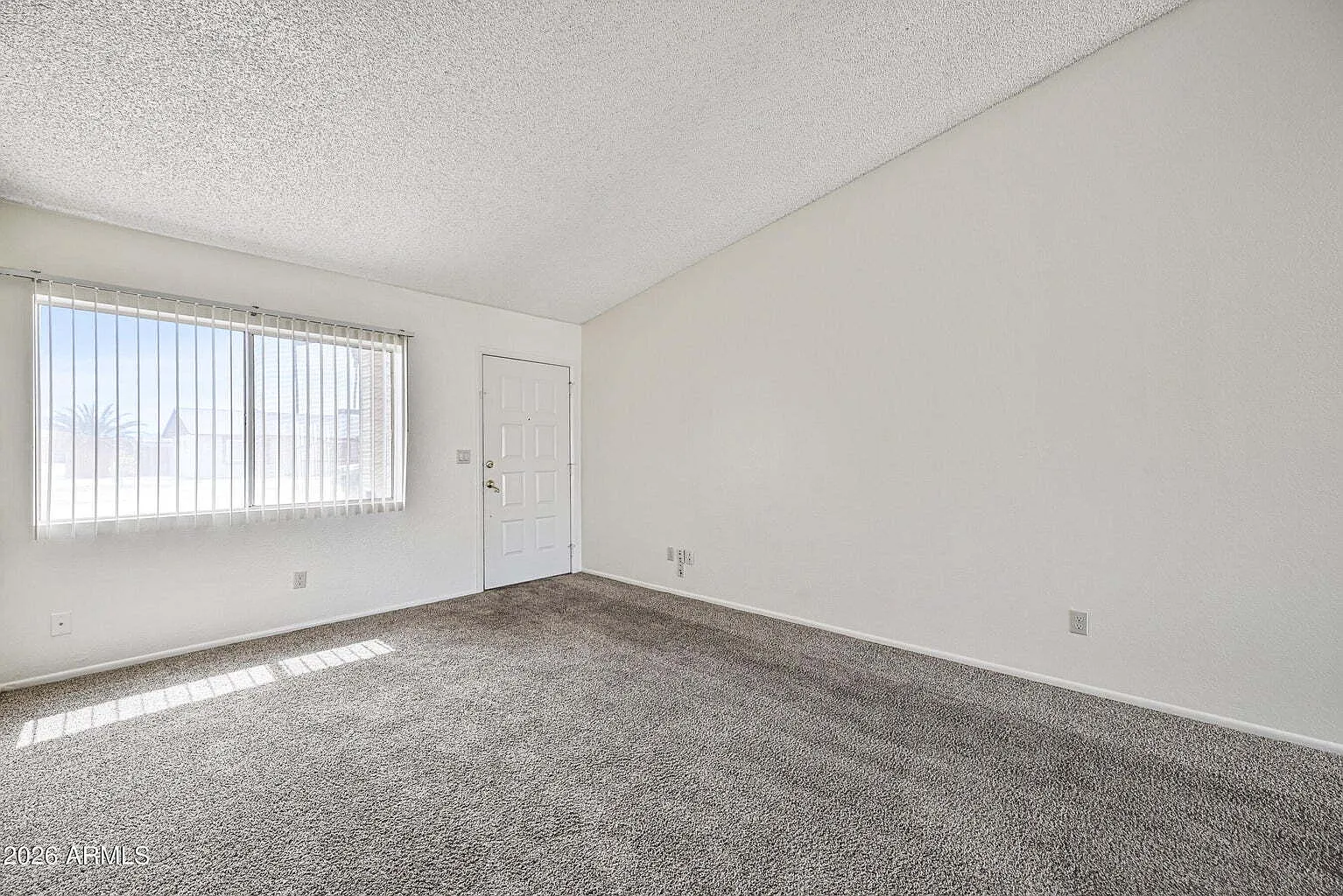 3 bed, 5.0 bath, 1292 sqft, $1,860 — Photo 3
