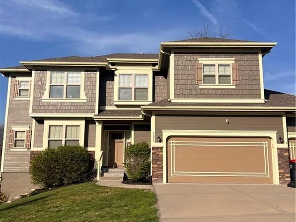5695 NW Heritage Hill Rd, Parkville, MO 64152