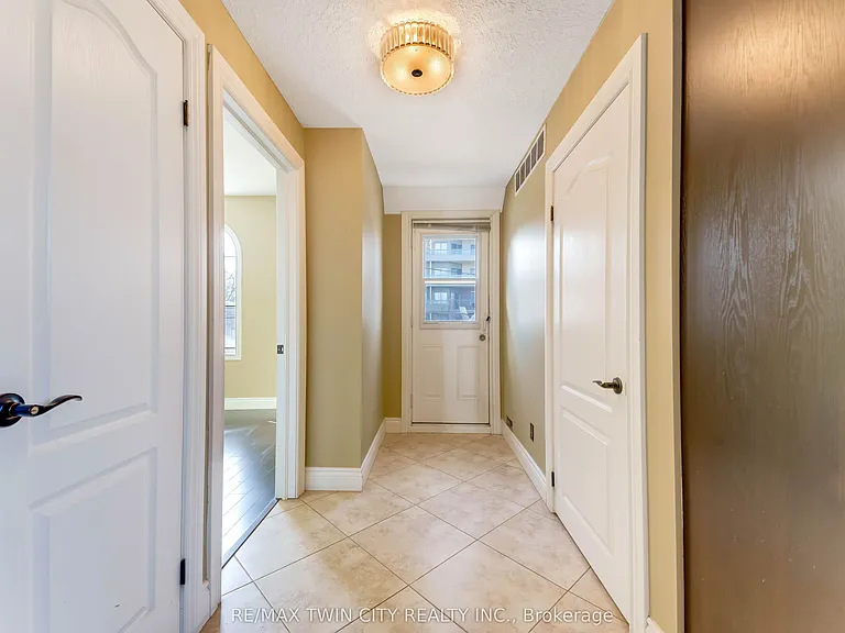 561 Queen St S #UPPER — Photo 21