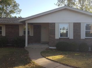 520 Saint Joseph Ln, Ballwin, MO 63021