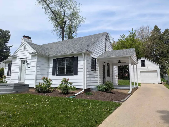 1338 W American St, Freeport, IL 61032