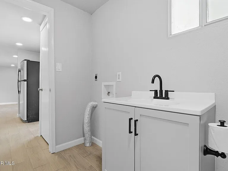 593 Myra St — Photo 20