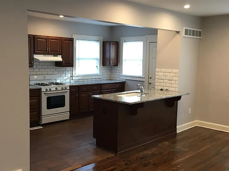 5025 Walnut St — Photo 2