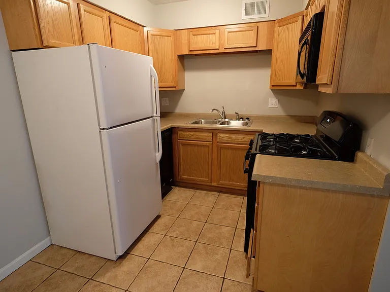 809 N Fell Ave — Photo 3
