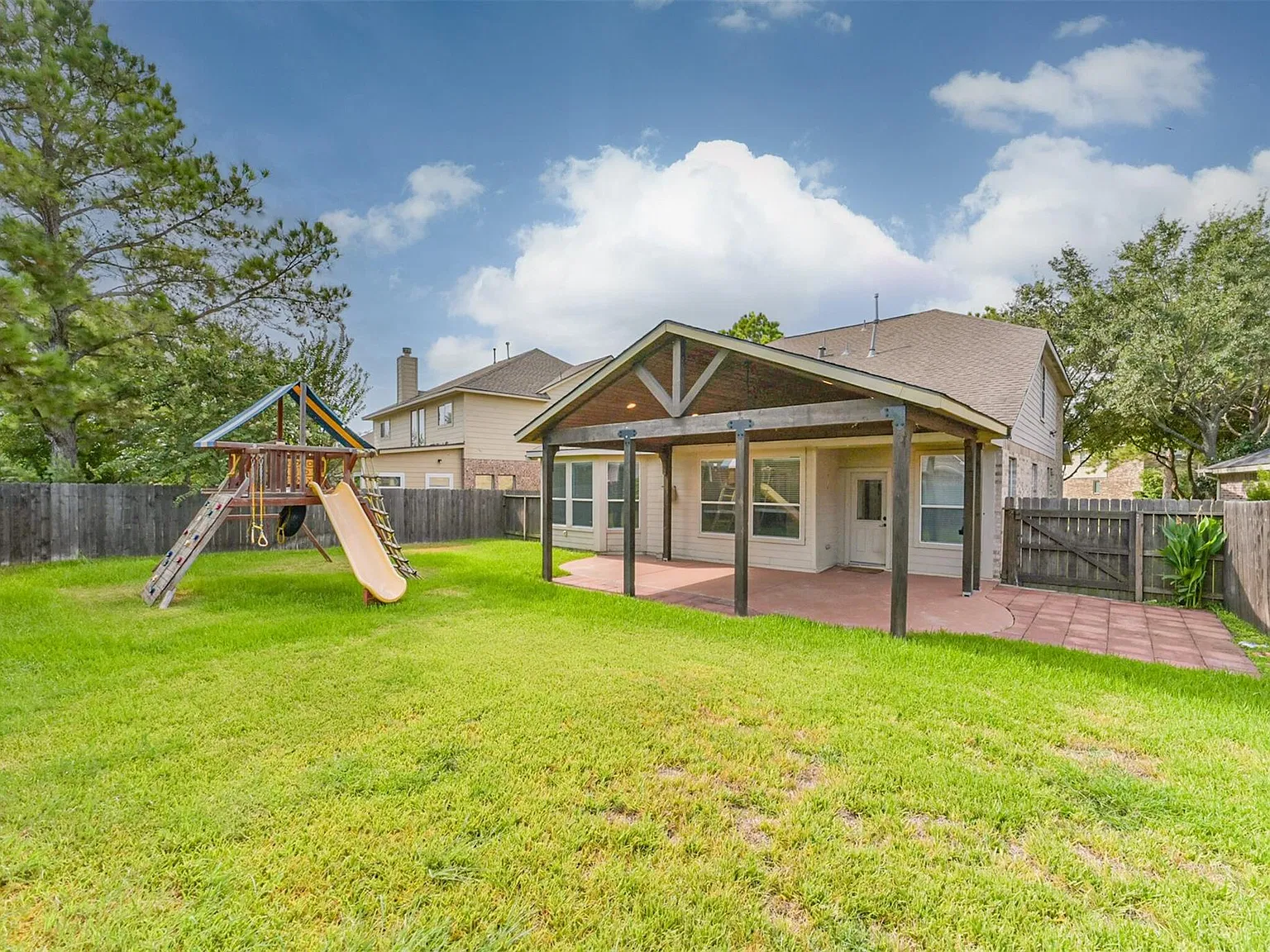 4 bed, 2.5 bath, 2715 sqft, $2,800 — Photo 3