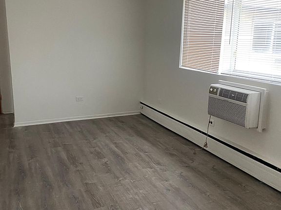 2nd image of 7609 N Greenview Ave #203