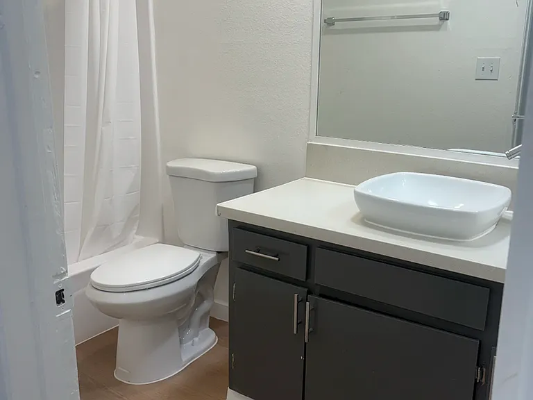7061 Whitsett Ave — Photo 10