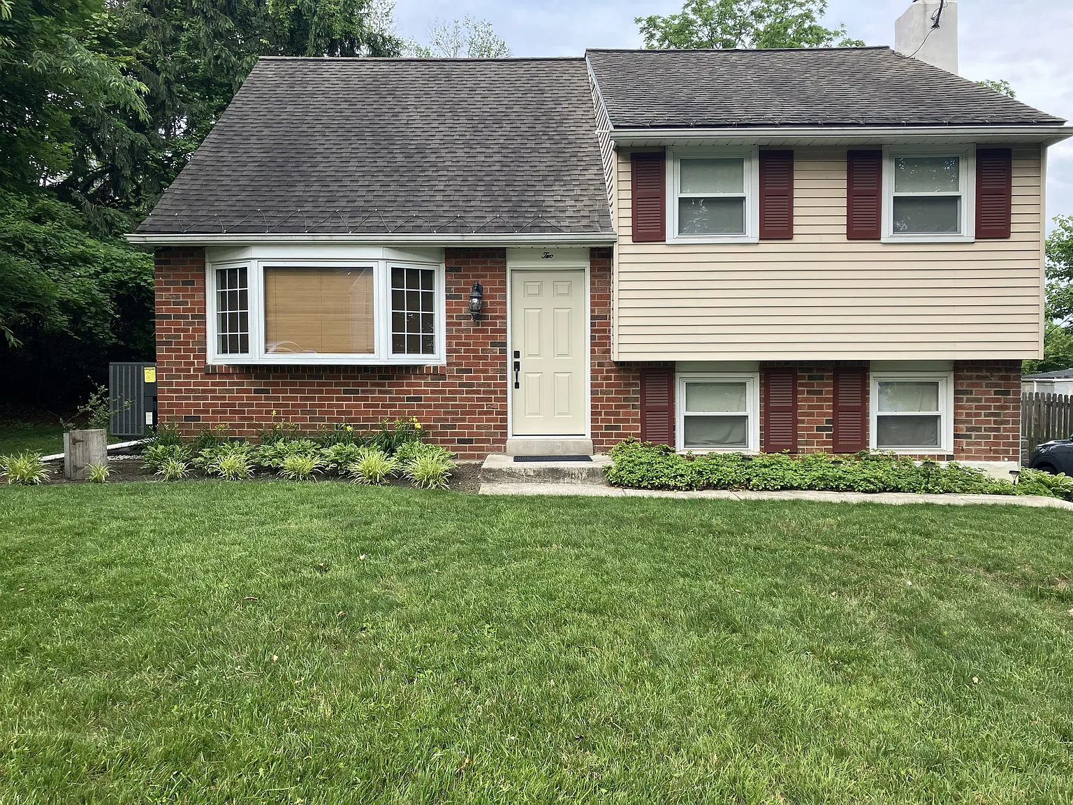 3 bed, 1.5 bath, 1561 sqft, $3,000 — Photo 1