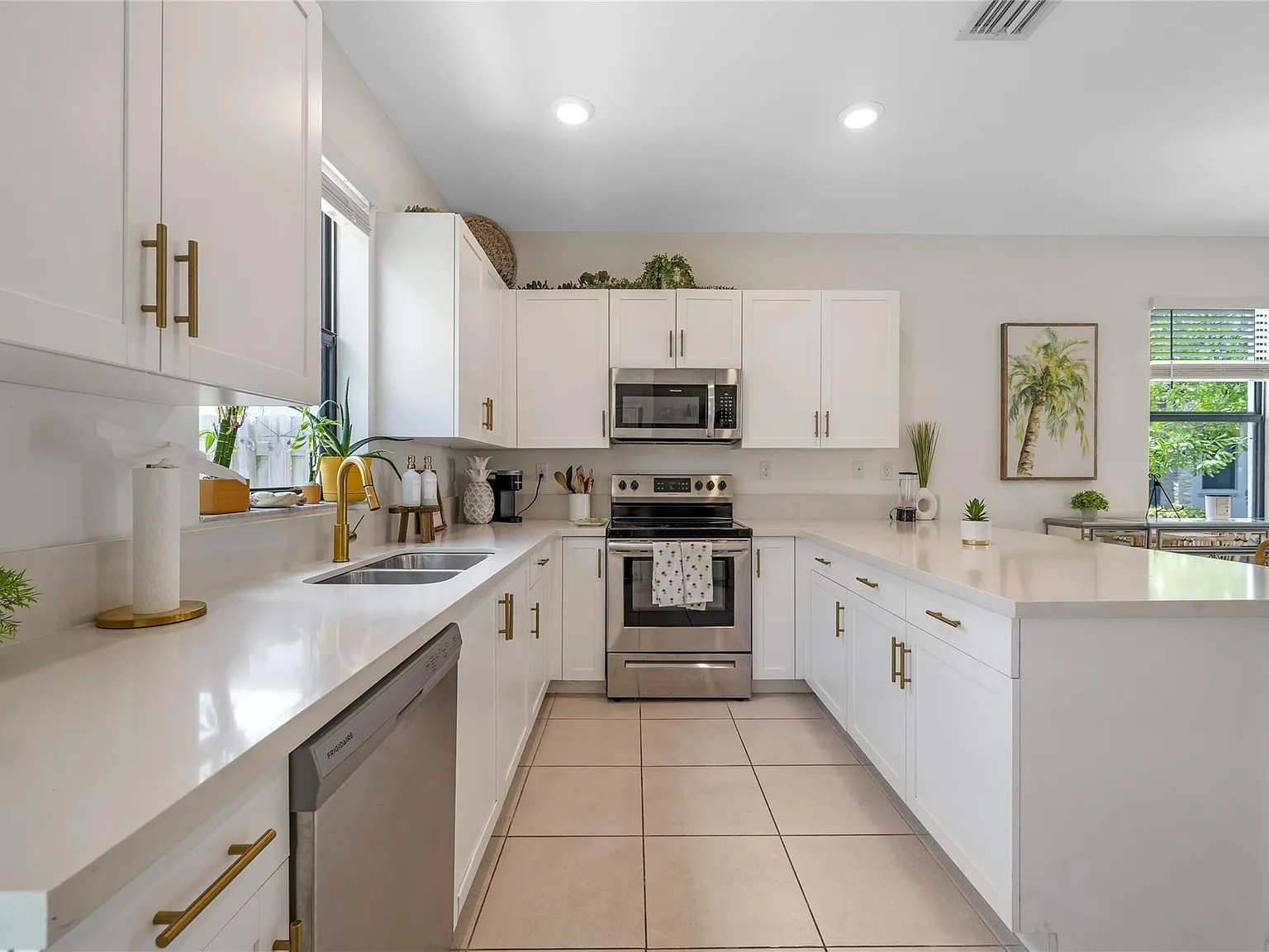 3 bed, 2.5 bath, 1365 sqft, $3,300 — Photo 4