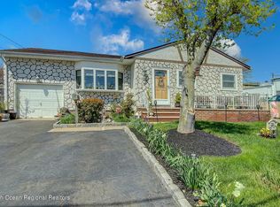 21 Roosevelt Ave, Colonia, NJ 07067