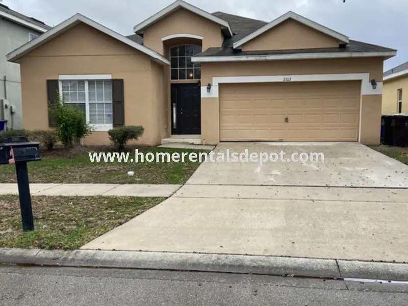 4 bed, 2.0 bath, 2455 sqft, $2,000 — Photo 1