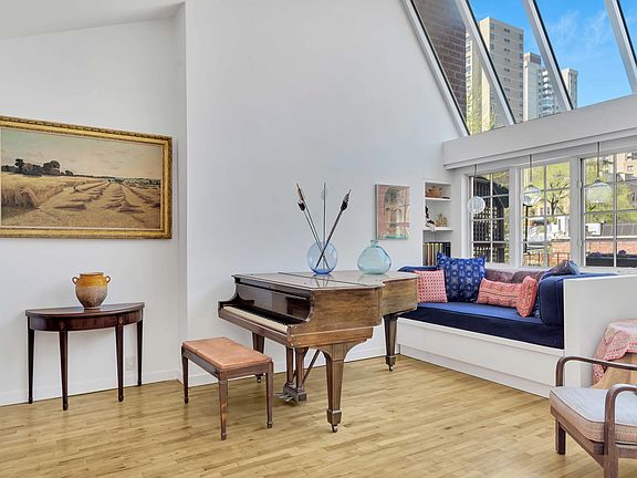 2nd image of 33 W 93rd St APT 5B