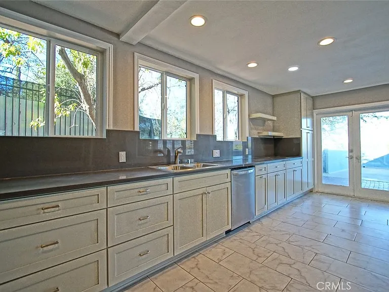 3915 Fredonia Dr — Photo 9