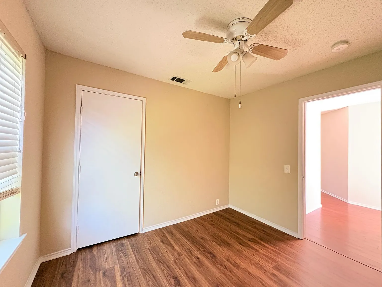 3 bed, 1395 sqft, $2,100 — Photo 2