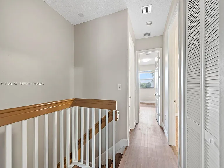 1049 NE 42nd Pl — Photo 14