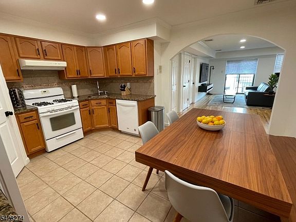 4th image of 40-44 Rome St APT 6