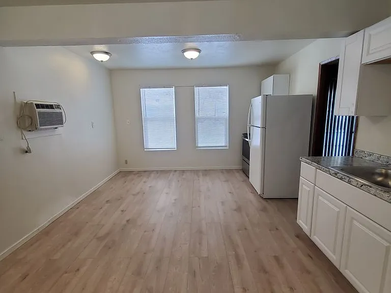 1123 W Marina Dr — Photo 2
