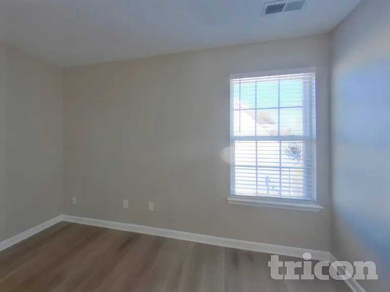 1402 Weston Ln — Photo 10