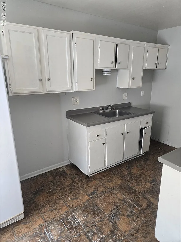 2 bed, 1.0 bath, 3008 sqft, $975 — Photo 2