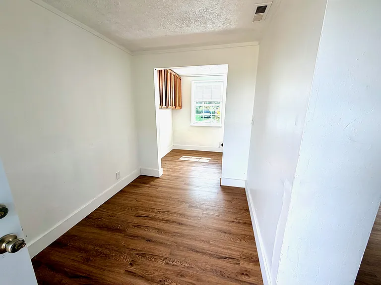 324-330 Cunningham St #326 — Photo 5