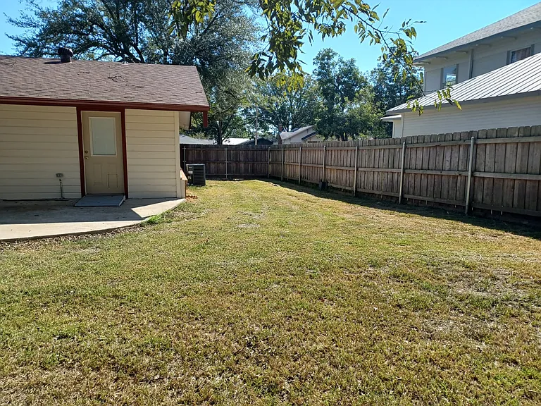 1007 Davis St N — Photo 13
