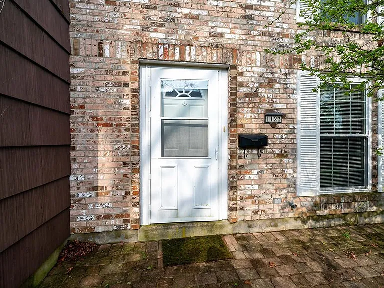 1123 Charleston Ct — Photo 2