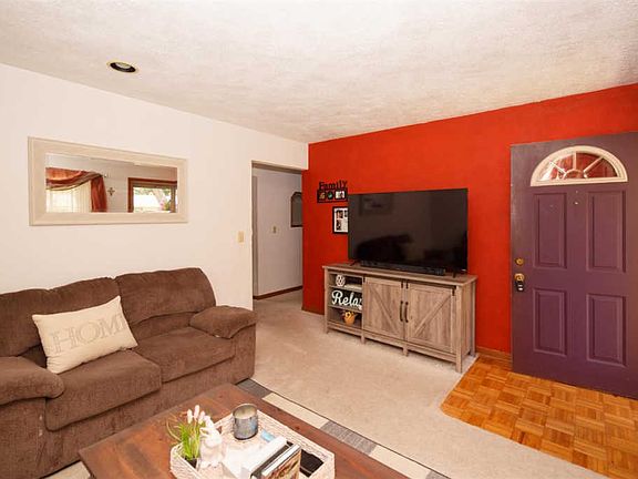 3rd image of 7613 Eastmont Ave