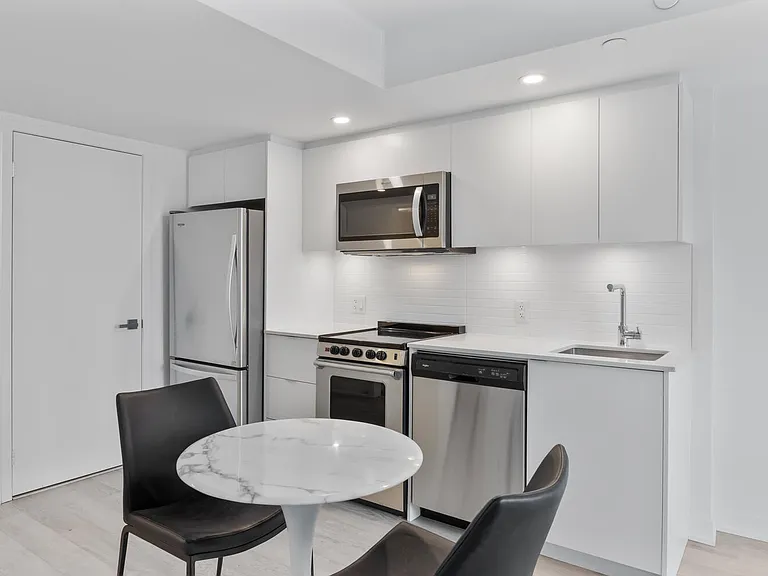 480 Wilson Ave — Photo 8