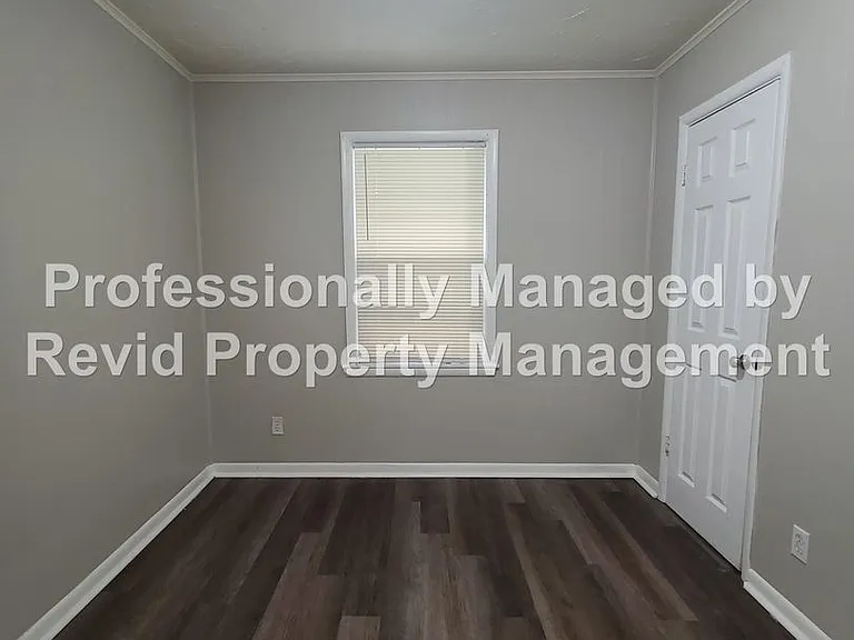 744 Lester St — Photo 18