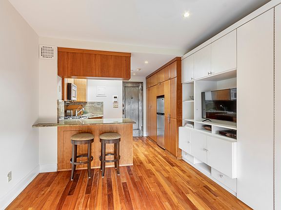 4th image of 453 W 22nd St APT 4F