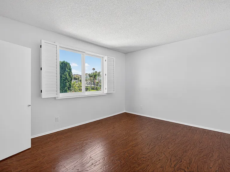 Woodman Ave Apartments — Photo 76