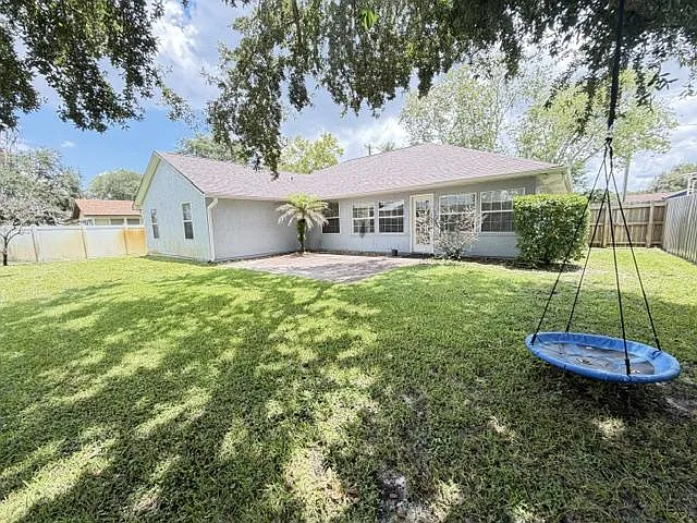 3950 Ridgewood Dr — Photo 2