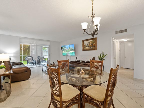 3rd image of 620 NE 12th Avenue NE #102