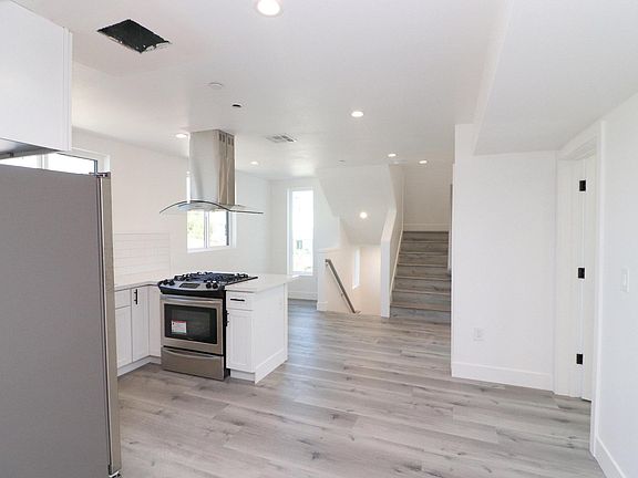 3rd image of 1622 W 36th Pl #2