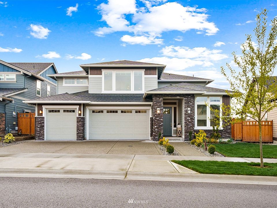 Beautiful & pristine Tehaleh HC home with a perfect floor plan built in 2020. This home is immaculate. Come see us this Sat and Sun, open 1pm-3pm. Don't miss out!!!