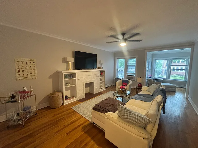 1506 W Addison St — Photo 1